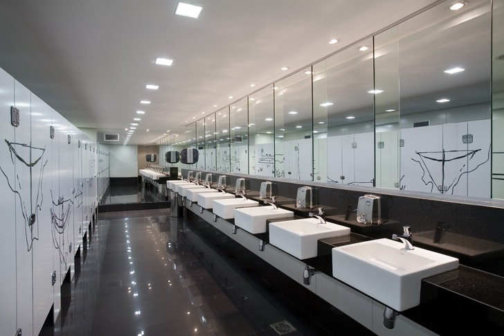 Banheiro corporativo limpo e profissional